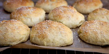 Panorama, susamlı altın fırınlanmış çörekler, ev yapımı.