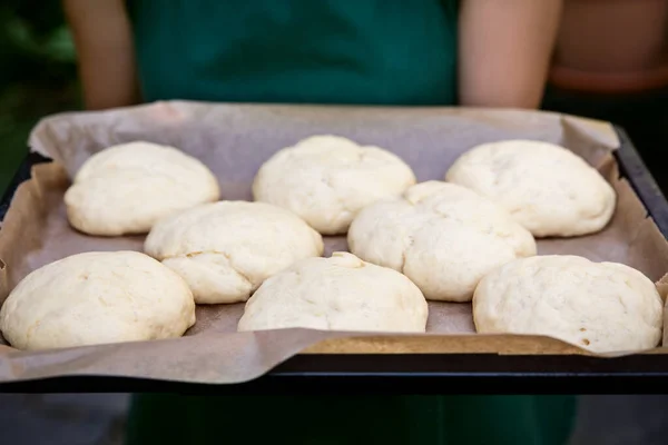 Woman Holding Griddle Dough Buns Bread Ready Baking — Stock Photo, Image