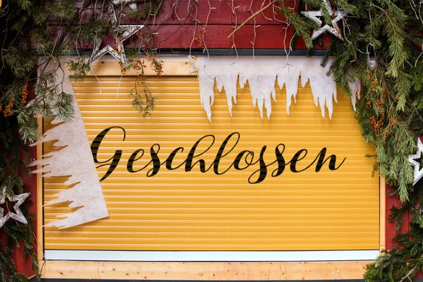 クリスマスマーケットの屋台のファサード ドイツ語Geschlossen つまり閉鎖を意味します — ストック写真