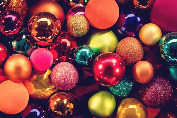 Neşeli Renkli Noel Baloları Parlak Xmas Dekorasyonu — Stok fotoğraf