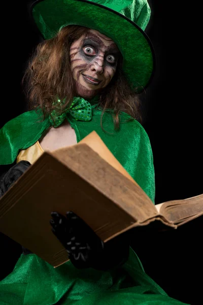 Divertida Chica Goblin Está Leyendo Libro Cuentos Hadas Concepto Mito — Foto de Stock