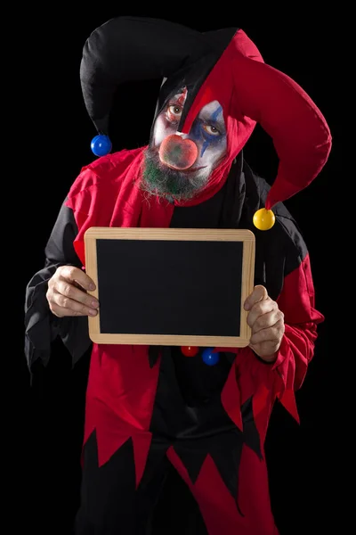 Ein Trauriger Clown Hält Eine Schiefertafel Mit Kopierraum Schwarzer Hintergrund — Stockfoto