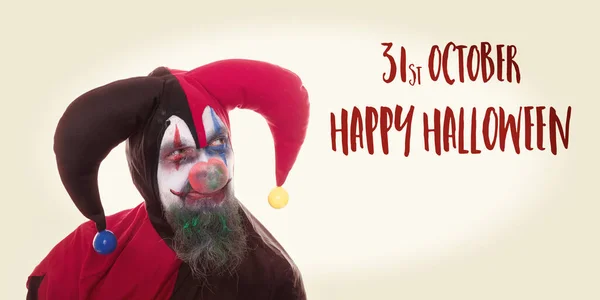 毛骨悚然的小丑看着文字快乐的万圣节 老式的过滤 — 图库照片