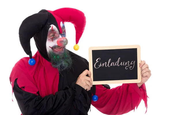 Смішний Клоун Тримає Шифер Німецьким Словом Запрошення Ізольований Білому — стокове фото