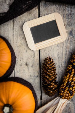 Tahta bir masada boş tahtayla sonbahar dekorasyonu, üst görünüm