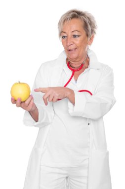 Kadın doktor bir elma gösteriyor, konsept sağlıklı beslenme, beyazın önünde izole edilmiş.