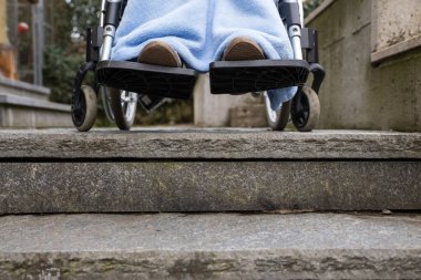 Tekerlekli sandalyedeki kadın sorunlu, merdivenleri geçemiyor