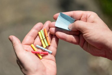 Elinde bir sürü renkli piyango bileti, kopyalanmış boş bilet.