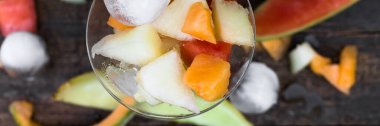 Meyve salatasının çeşitli kavun dilimleriyle panorama üst görüntüsü