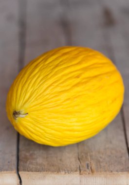 Kanarya kavunu güneş ışığında ahşap bir masada