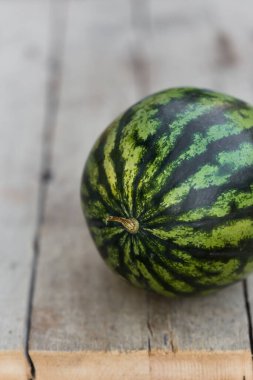 Tahta bir masada tek bir karpuz.