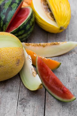 Bir sürü taze ve dilimlenmiş kavunun üst görünümü