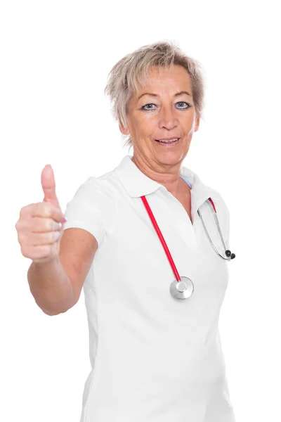 成熟的女性护理人员 带听诊器 与白色隔离 举起大拇指 — 图库照片