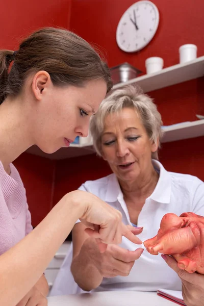 Medico Maturo Femminile Sta Spiegando Cuore Umano Una Donna Più — Foto Stock