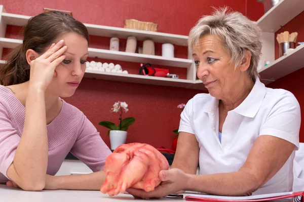 Ärztin Alter Erklärt Einer Jüngeren Frau Einer Praxis Ärztin Und — Stockfoto