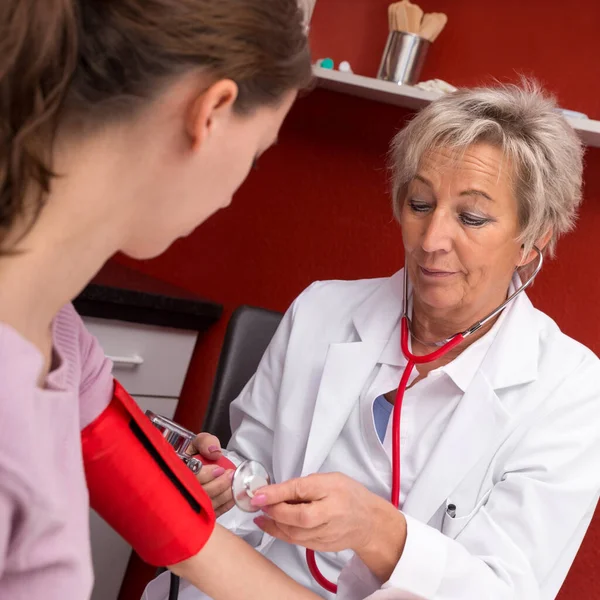 Femme Médecin Mesure Pression Artérielle Une Jeune Patiente Dans Son — Photo