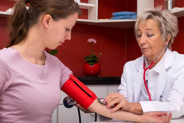 Médico Está Midiendo Presión Arterial Paciente Joven — Foto de Stock