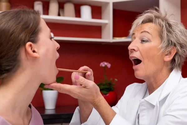 Medico Donna Esamina Paziente Più Giovane Con Lingua Depressore Gola — Foto Stock