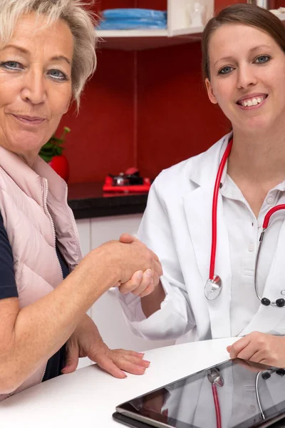 Paciente Sênior Médico Feminino Estão Dando Aperto Mão Escritório — Fotografia de Stock