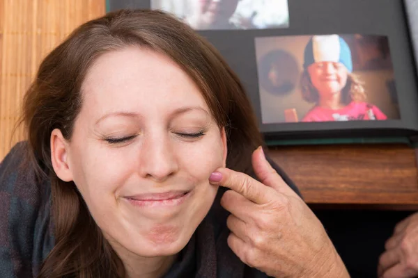 Donna Adulta Con Propria Foto Quando Essere Bambino Facendo Stessa — Foto Stock