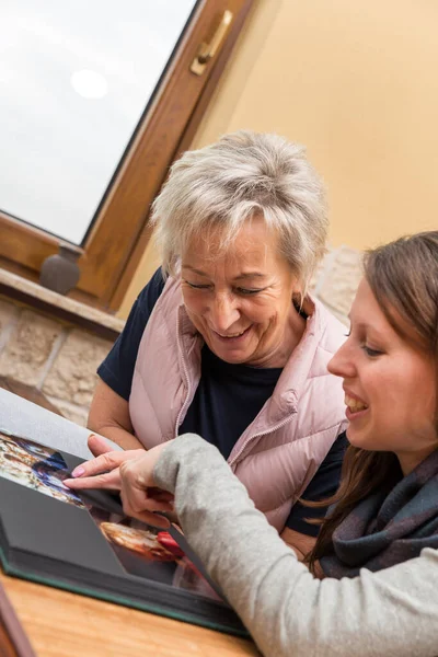 Madre Figlia Con Album Fotografico Divertendosi Parlare Ricordi — Foto Stock