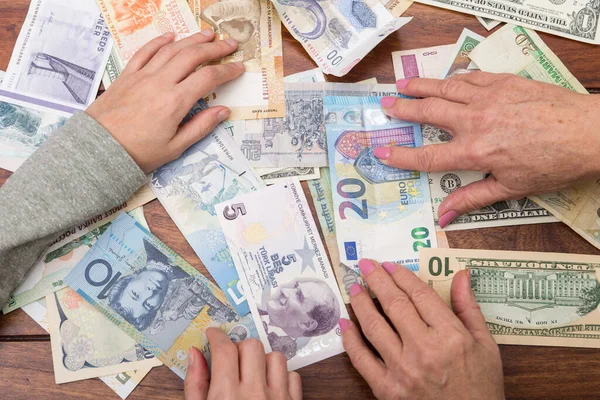 Muchas Monedas Una Mesa Manos Femeninas Agarrando Los Billetes — Foto de Stock