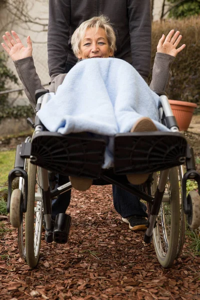 Starszy Dorosła Kobieta Wózku Inwalidzkim Wygląda Zabawnie Cieszy Się Żywo — Zdjęcie stockowe