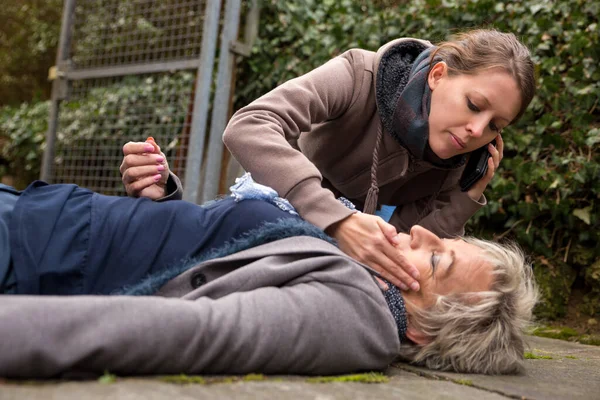 Adulte Âgé Effondrement Une Jeune Femme Fait Les Premiers Soins — Photo