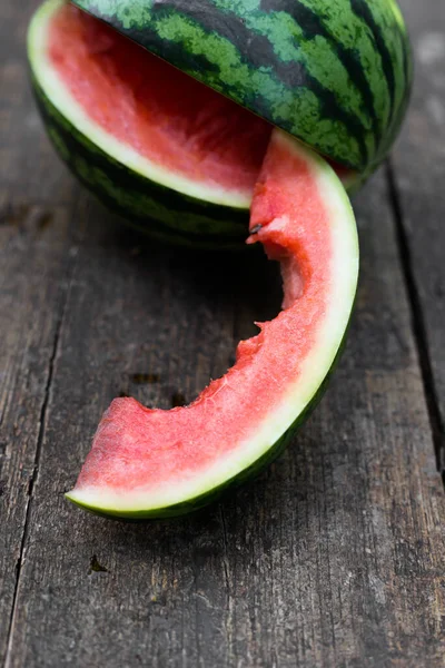 Gebissene Scheibe Wassermelone Auf Dunklem Holztisch — Stockfoto