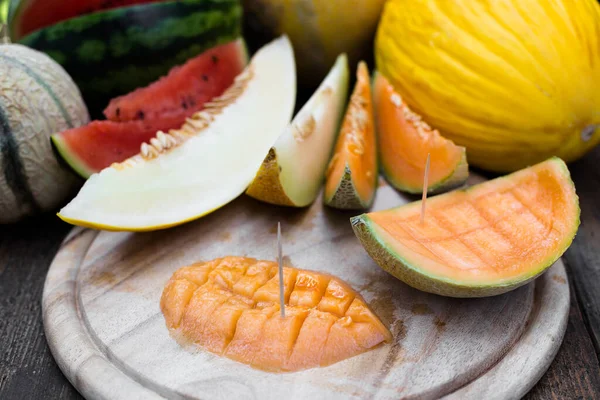 Potongan Melon Diiris Pada Papan Kayu Konsep Tropis — Stok Foto