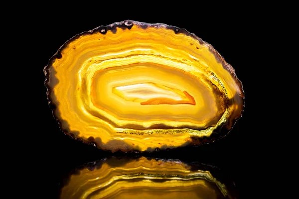 Žlutý Achát Plátek Černé Pozadí Léčivé Kameny Minerály Odrazy — Stock fotografie
