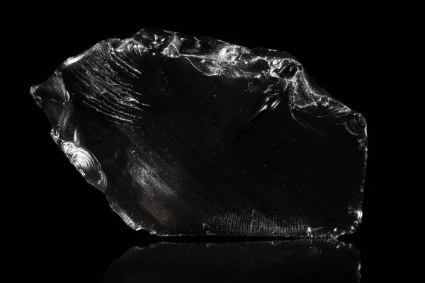 Obsidiyen Volkanik Cam Siyah Zemin Doğal Kaya Yansımalar — Stok fotoğraf