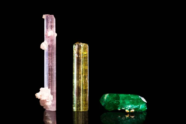 Rubellit Grön Och Gul Turmalin Grupp Tre Mineralstenar Svart Bakgrund — Stockfoto