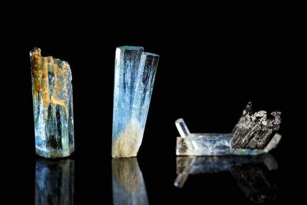Tre Blå Turmalin Indicolit Svart Bakgrund Helande Sten Mineral Reflektioner — Stockfoto