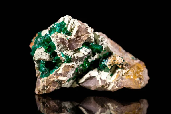 基岩上的闪石 粗糙的宝石 黑色背景 矿物愈合石 — 图库照片