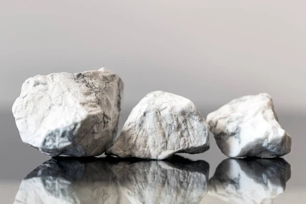 Kamienie Mineralne Howlite Nieobrobione Kamienie Lecznicze Odbicia — Zdjęcie stockowe