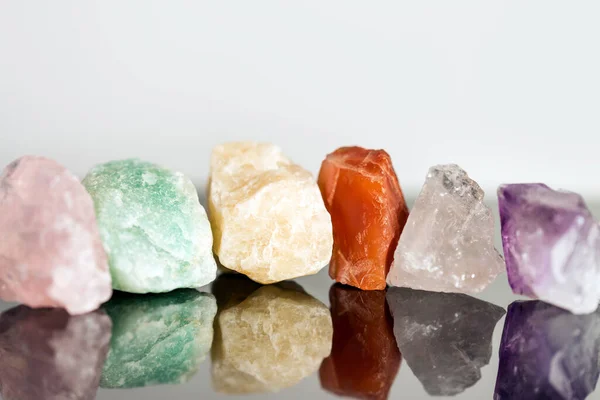Diverse Mineralstenar Oslipade Kristallläkning För Alternativ Medicin Reflektioner — Stockfoto