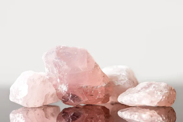 Quartz Rose Non Coupé Guérison Cristalline Pour Amour Cœur Réflexions Photo De Stock