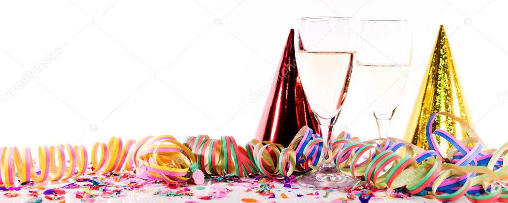 Silvester Dekoration mit Sekt oder Champagner, Konfetti und Luftschlangen