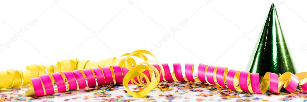 Party Dekoration mit Luftschlangen, Konfetti und Hut