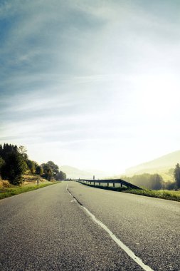 Şafakta yalnız yol, Kara Orman 'da sisli sabah, kopyalanmış uzay