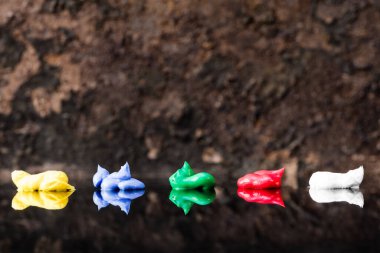 Yansıma, konsept kromatik ve sanat içeren farklı renklerde yağlı boya.