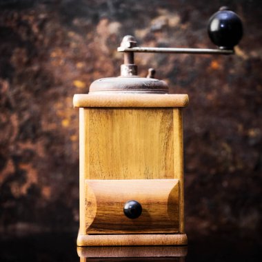 Eski ahşap kahve öğütücüsü, kahverengi paslı arka plan.
