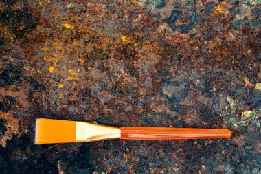 Paslı zeminde turuncu boya fırçası, telif alanı, düz alan