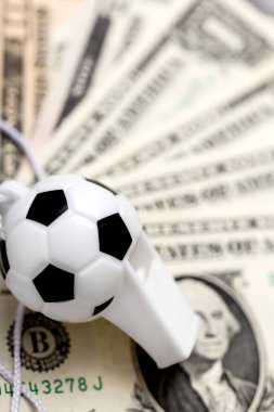 Amerikan futbolu düdüğü dolar notaları, konsept spor bahisleri veya yolsuzluk üzerine