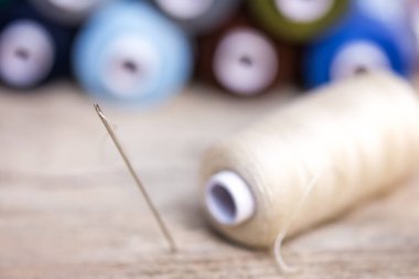 İğne gözü ve ahşap masaya pamuk dikmek.