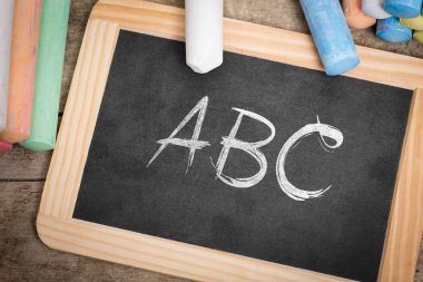 ABC harfleri ve ahşap masa üzerinde renkli tebeşir, düz yatıyordu.