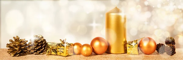 Kopfteil Mit Goldener Weihnachtsdekoration Vor Glitzerndem Hintergrund — Stockfoto
