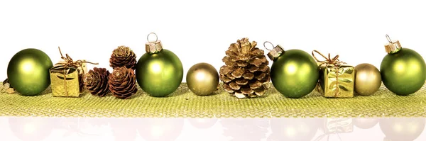 在白色背景上孤立的绿色和金色闪光的圣诞装饰 — 图库照片