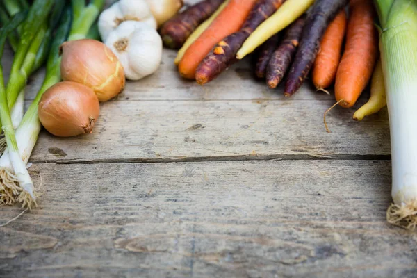 有机蔬菜和生菜放在有色彩的木制桌子上 — 图库照片